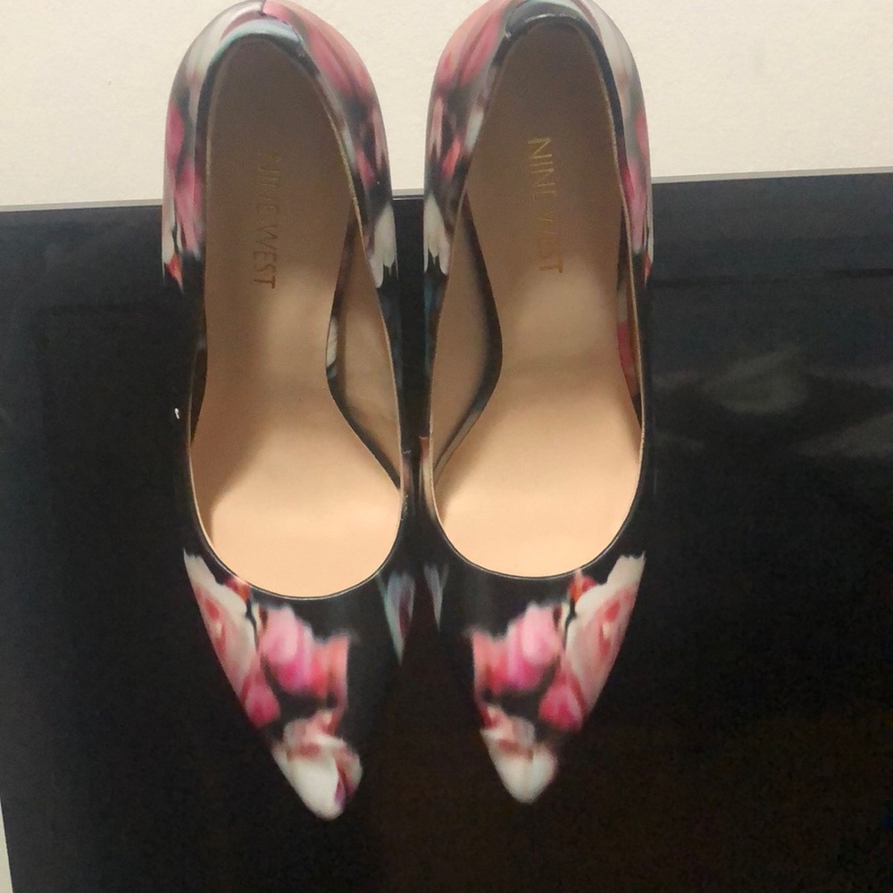 Brand New Nine West florist inspired pumps!!!